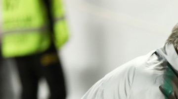 El portugués Cristiano Ronaldo es atendido durante un partido ante Serbia.