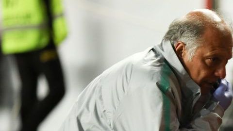 El portugués Cristiano Ronaldo es atendido durante un partido ante Serbia.