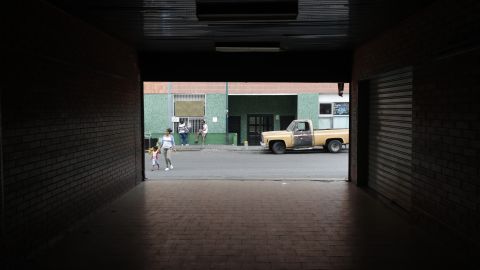 Entrada de un edificio afectado por un apagón en Caracas.