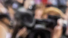 El piloto inglés de Fórmula 1 Lewis Hamilton celebra tras vencer en el GP de Baréin.