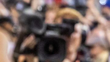 El piloto inglés de Fórmula 1 Lewis Hamilton celebra tras vencer en el GP de Baréin.