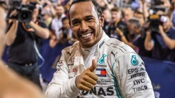 El piloto inglés de Fórmula 1 Lewis Hamilton celebra tras vencer en el GP de Baréin.