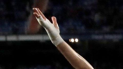 El delantero del Real Madrid Karim Benzemá celebra el triunfo ante el Huesca.