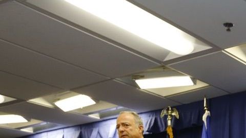 Autoridades muestran armas decomisadas a estas pandillas durante el operative. (Aurelia Ventura/ La Opinión)