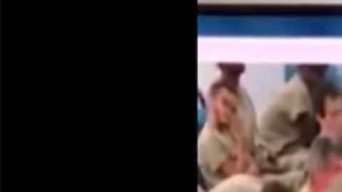 El hombre antes de golpear  a la abogada.