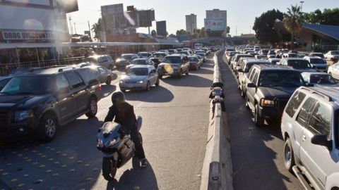 Julia y su hermano cruzaron la frontera a pie para evitar la larga fila de coches.