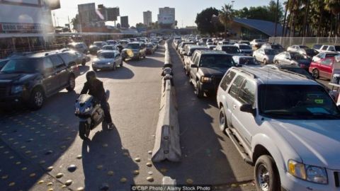 Julia y su hermano cruzaron la frontera a pie para evitar la larga fila de coches.