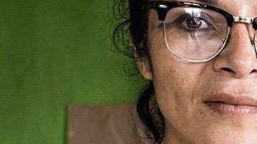 Nancy Arias, madre de Alondra, muestra la foto de su hija asesinada.