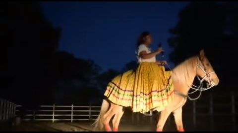 Luna Edith Aparicio cantando ranchero.