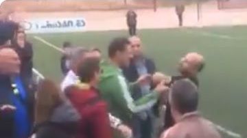 El árbitro perdió los estribos y encaró al padre de uno de los jugadores