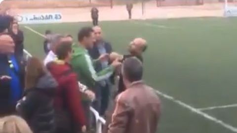 El árbitro perdió los estribos y encaró al padre de uno de los jugadores