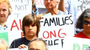 Arturo Hernandez García con su esposa Ana y sus dos hijas, fotografiado cuando salió del santuario en Denver en julio de 2015. (Foto: American Friends Service Committee)
