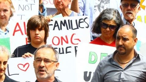 Arturo Hernandez García con su esposa Ana y sus dos hijas, fotografiado cuando salió del santuario en Denver en julio de 2015. (Foto: American Friends Service Committee)