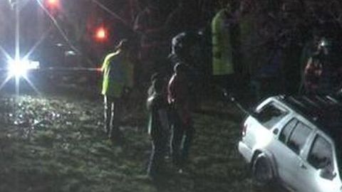 El auto al ser rescatado del agua