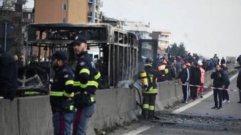 El autobús fue arrasado por las llamas