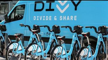 Divvy tiene aproximadamente 600 estaciones y 6,000 bicicletas en Chicago.