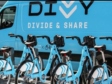 Divvy tiene aproximadamente 600 estaciones y 6,000 bicicletas en Chicago.