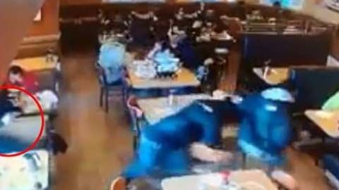 Dos supuestos pandilleros fueron baleados en el interior de un local IHOP en NY.