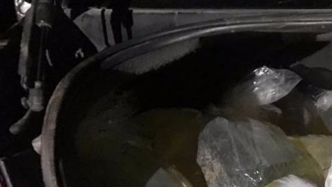 Las bolsas de plástico estaban en el interior de los autos,