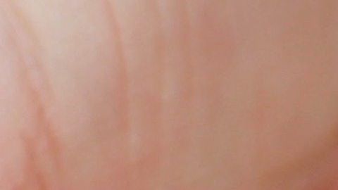 El bebé fue hallado desnudo y ensangrentado.