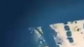 Arrepentida, se ve cómo la mujer le echa cubetadas de agua, intentando apagar el fuego.