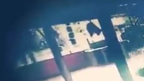 Arrepentida, se ve cómo la mujer le echa cubetadas de agua, intentando apagar el fuego.