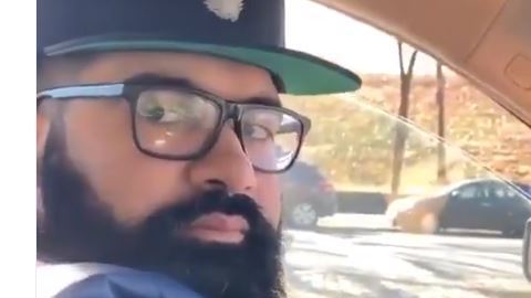 El hombre se sintió en aprietos ante los cuestionamientos de su novia.