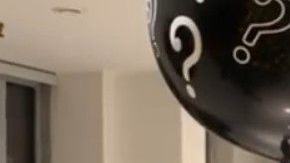 Sarah Kohan y Chicharito a punto de revelar el sexo de su bebé.