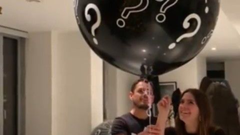 Sarah Kohan y Chicharito a punto de revelar el sexo de su bebé.