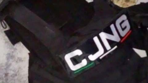 Un chaleco con la insignia del Cartel Jalisco Nuevo Generación.
