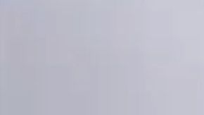 Un hombre mayor es rescatado en un helicóptero.