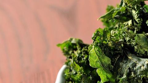 Chips de kale con ajo.