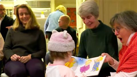 Una comunidad aprende lenguaje de signos.