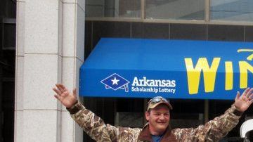 Travis Hancock en la foto publicada por la lotería de Arkansas.