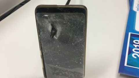 Así quedó el teléfono con la flecha atravesada.