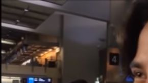 Diego Lainez ofrecía una entrevista, cuando fue interceptado por Andrés Guardado