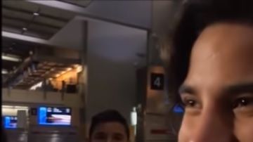 Diego Lainez ofrecía una entrevista, cuando fue interceptado por Andrés Guardado