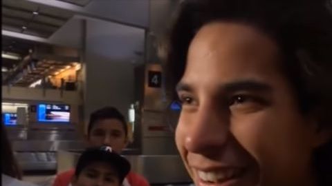 Diego Lainez ofrecía una entrevista, cuando fue interceptado por Andrés Guardado
