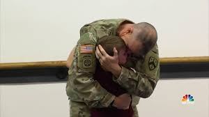 Padre soldado sorprende a su hijo.