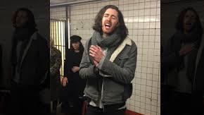 El irlandés Hozier canta en el metro de NYC.
