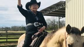 Cumple su sueño de montar a caballo a los 93 años.