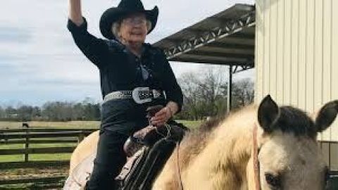 Cumple su sueño de montar a caballo a los 93 años.