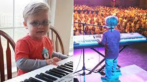 Avett Ray, de 6 años, es ciego y es autodidacta de piano y guitarra.