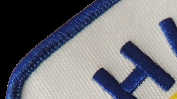 La pasajera y el conductor salieron del vehículo y huyeron de la escena.