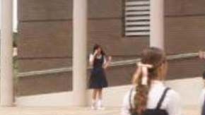 Varias alumnos de secundaria entran a una escuela. (Archivo)