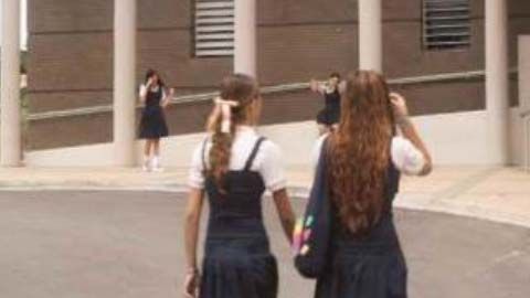 Varias alumnos de secundaria entran a una escuela. (Archivo)