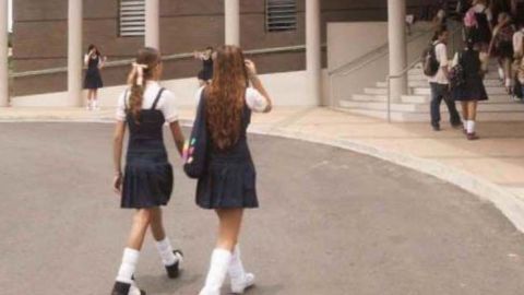 Varias alumnos de secundaria entran a una escuela. (Archivo)