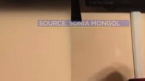 El pequeño se cubrió su ropa mojada con bolsas de basura.