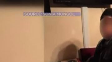 El pequeño se cubrió su ropa mojada con bolsas de basura.