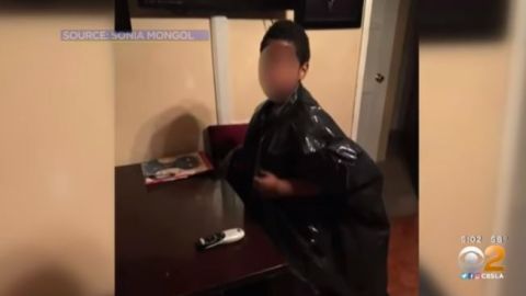 El pequeño se cubrió su ropa mojada con bolsas de basura.